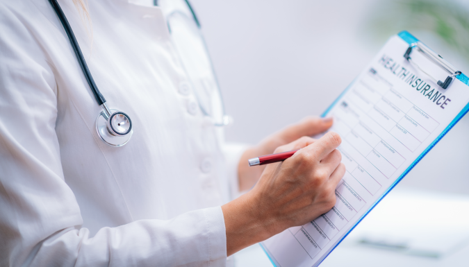 Médico tomando notas