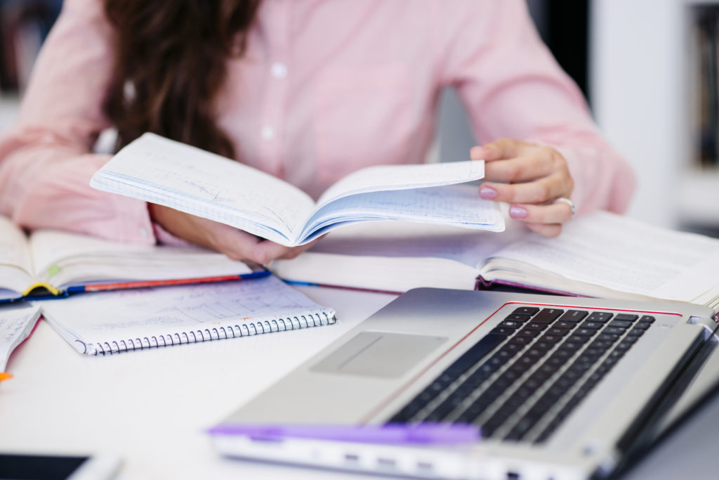 Mujer estudiando